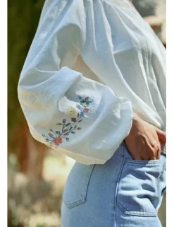 Blusa de manga larga con detalles bordados