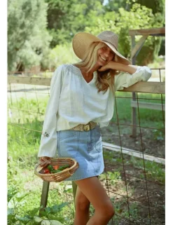 Blusa de manga larga con detalles bordados
