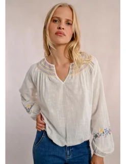 Blusa de manga larga con detalles bordados
