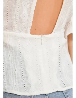 Blusa de manga mariposa calada