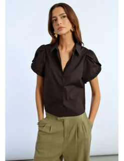 Camisa de manga corta detalle volantes