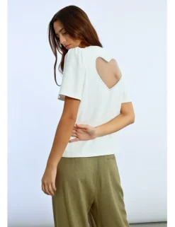 Camiseta de manga corta abertura corazon