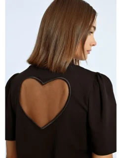 Camiseta de manga corta abertura corazon