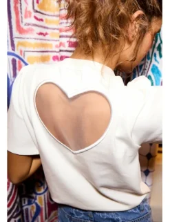 Camiseta de manga corta abertura corazon