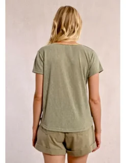 Camiseta de manga corta con detalle en el escote