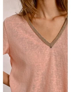 Camiseta de manga corta con detalle en el escote