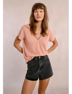 Camiseta de manga corta con detalle en el escote