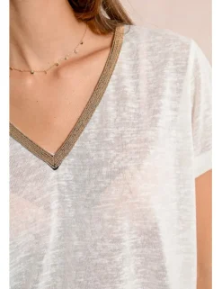 Camiseta de manga corta con detalle en el escote
