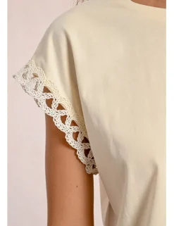 Camiseta de manga corta con detalles bordados