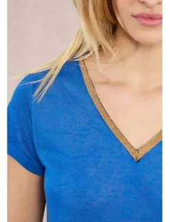 Camiseta de manga corta con detalle en el escote
