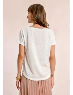 Camiseta de manga corta con detalle en el escote