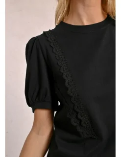 Camiseta de manga corta detalle volantes