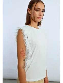Camiseta de manga corta detalle volantes