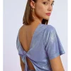 Camiseta en tejido brillante y espalda descubierta