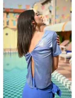 Camiseta en tejido brillante y espalda descubierta