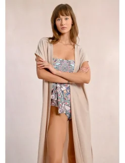 Chaqueta larga en tejido brillante con flecos