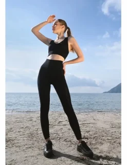Conjunto de top y mallas deportivas