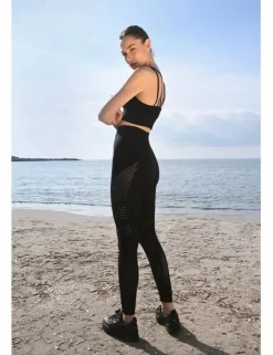 Conjunto de top y mallas deportivas