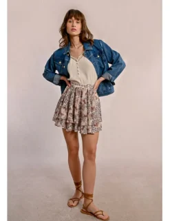 Falda corta con estampado y volantes