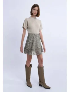 Falda corta con volante y estampado