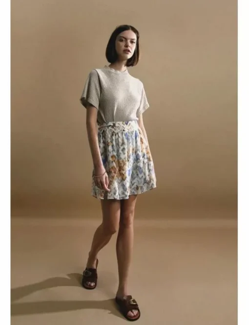 Falda corta con volantes y estampado