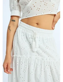 Falda larga con detalle de flores y volantes