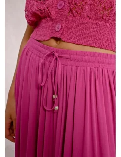 Falda larga plisada con lazada