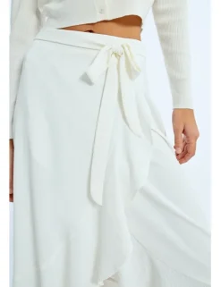 Falda midi asimétrica con volante y lazada