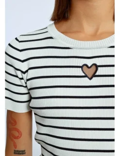 Jersey de manga corta detalle corazón y rayas