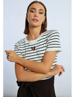 Jersey de manga corta detalle corazón y rayas