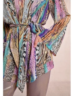 Kimono de manga larga con lazada y estampado