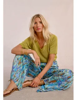 Pantalón largo amplio con estampado