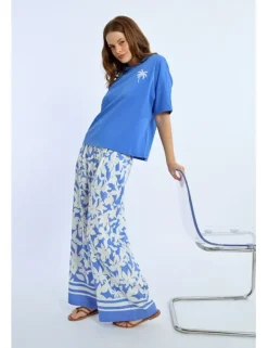 Pantalón largo amplio con estampado floral