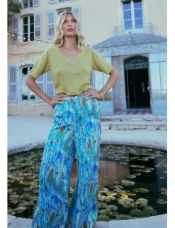 Pantalón largo amplio con estampado