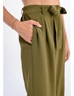 Pantalón largo con lazada y pliegues