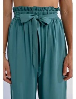 Pantalón largo con lazada y pliegues