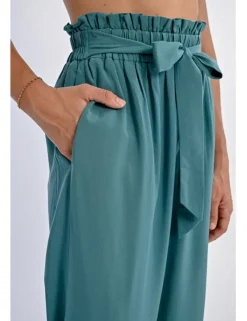 Pantalón largo con lazada y pliegues