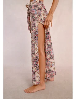 Pantalón largo con lazada y estampado