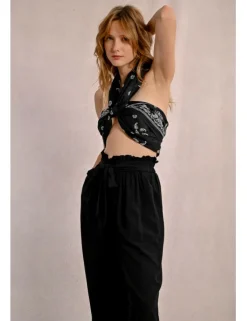 Pantalón largo con lazada y pliegues