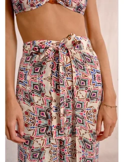 Pantalón largo con lazada y estampado