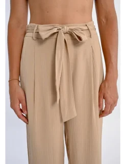 Pantalón largo con lazada y pliegues