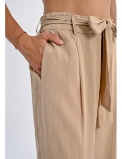 Pantalón largo con lazada y pliegues