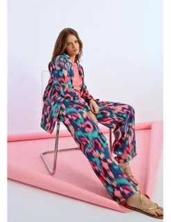 Pantalón largo detalle pliegues con estampado