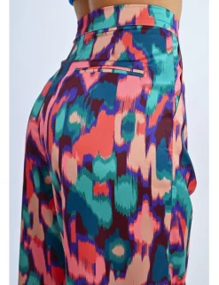 Pantalón largo detalle pliegues con estampado