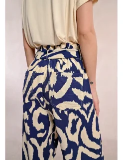 Pantalón tobillero con estampado y lazada