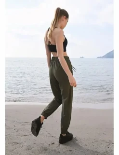 Pantalón tobillero, deportivo, con lazada