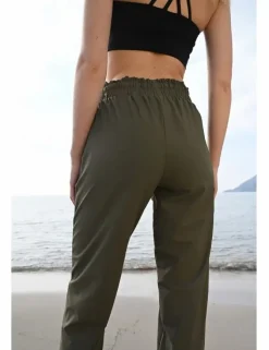 Pantalón tobillero, deportivo, con lazada