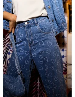 Pantalón vaquero de perneras anchas detalle corazones