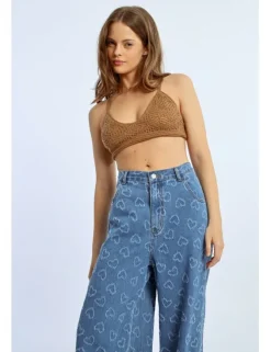 Pantalón vaquero de perneras anchas detalle corazones