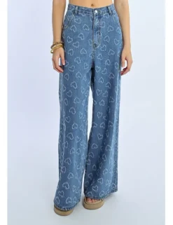 Pantalón vaquero de perneras anchas detalle corazones